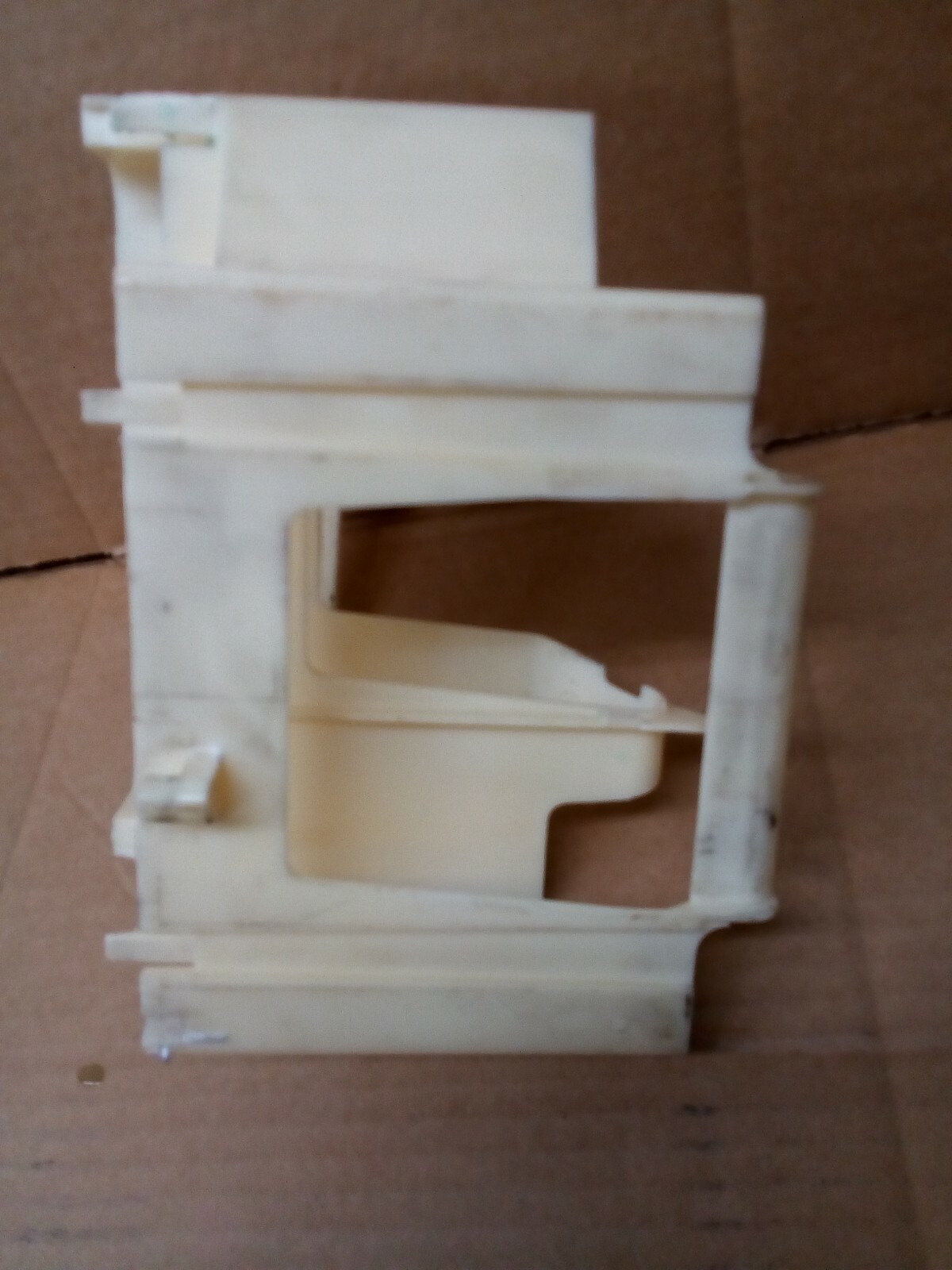 2001 – 2005 BMW 325I PLASTIC HOLDER FOR ENGINE COMPUTER 7543158
