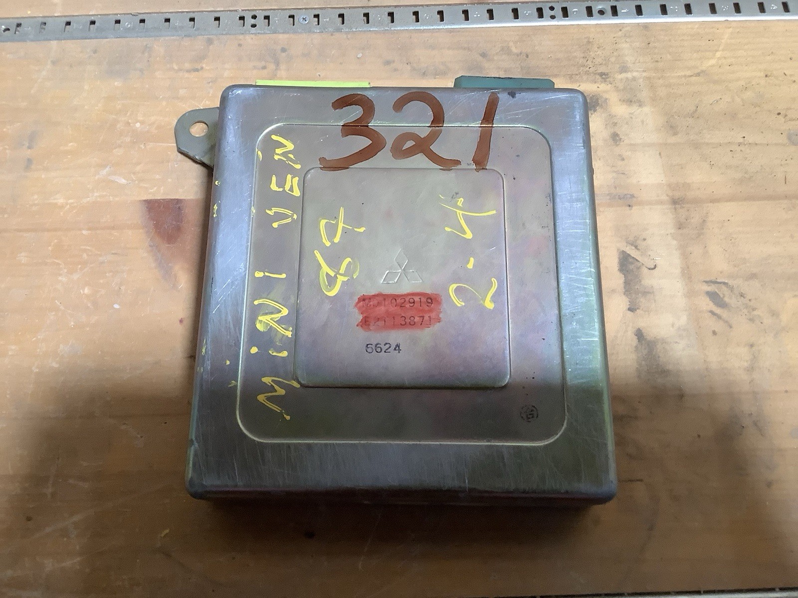 Mitsubishi MD102919 Engine Control Module (B-321)
