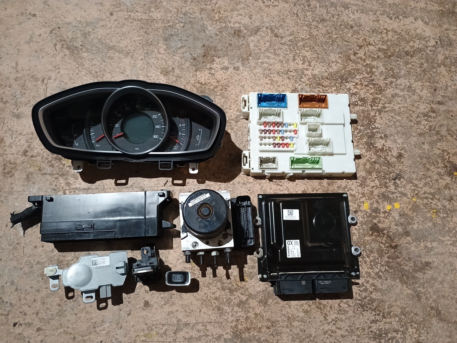 2015 VOLVO V40 2.0 D2 SE MODEL MANUAL HALOGEN HEADLIGHTS DIESEL ECU KIT 31452623