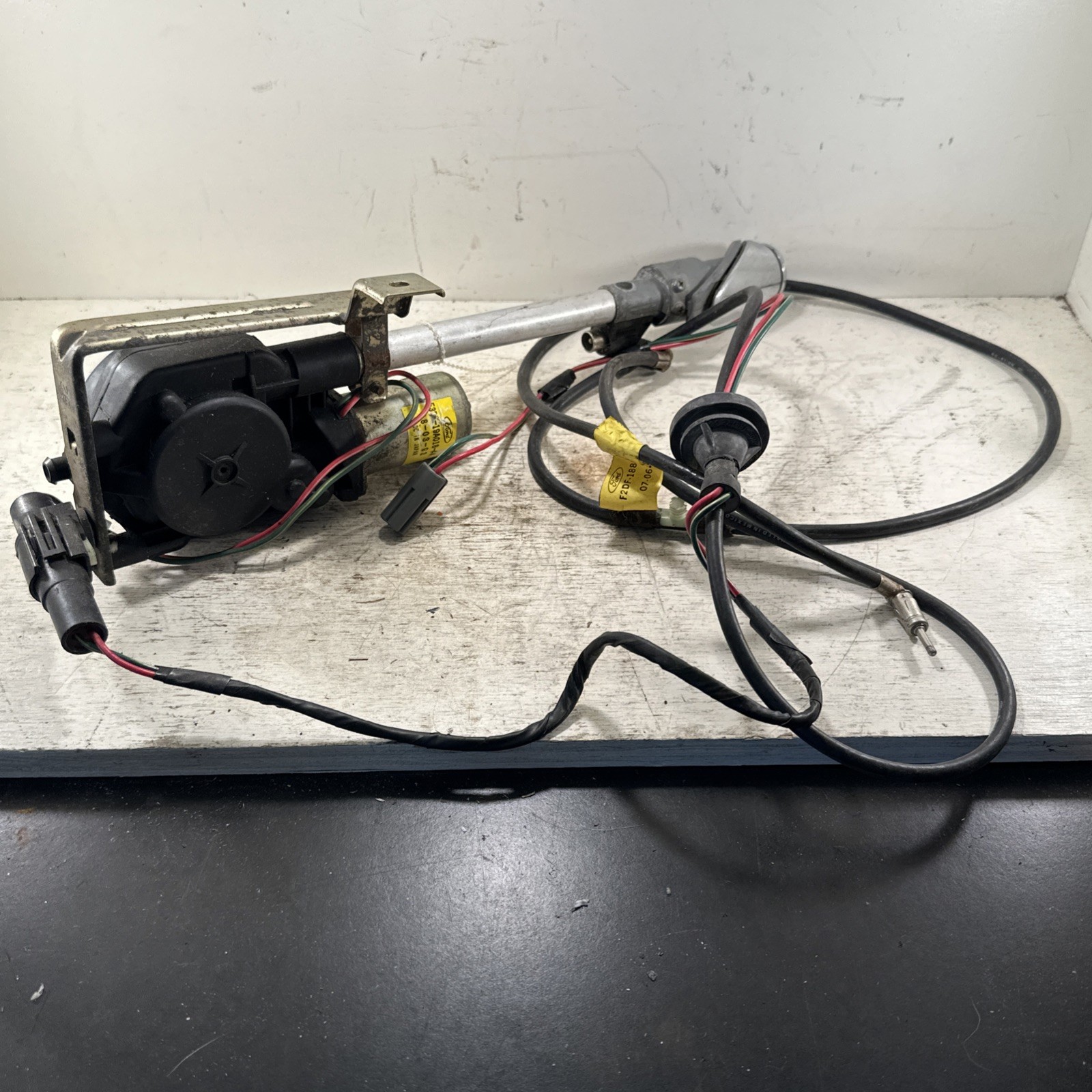 Used Tested OEM Ford F3LF-19A018-AA Power Antenna With Harness 1990-94 Lincoln