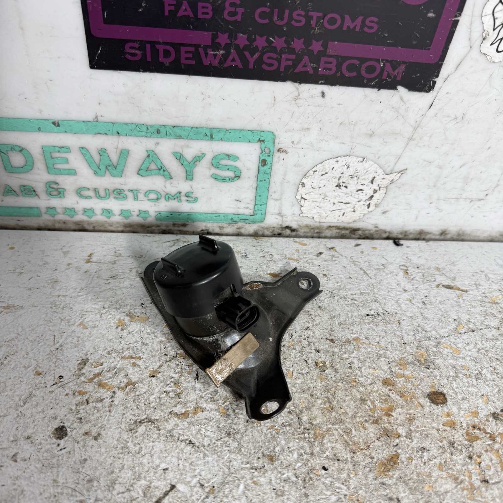 92-95 Lexus SC400 SC300 Black Round 2 Pin Module Solenoid