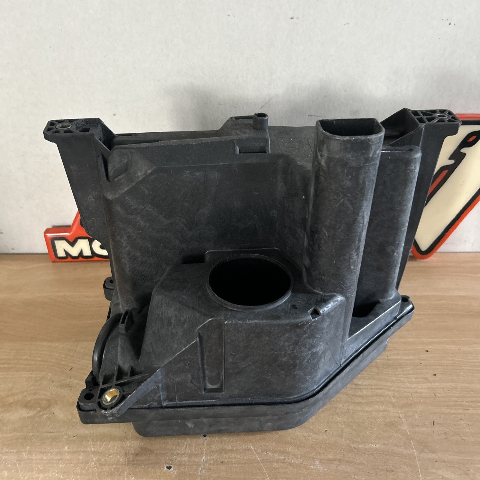 2002-2005 LEXUS IS300 ECU BOX LID COVER COMPUTER MODULE HOUSING OEM
