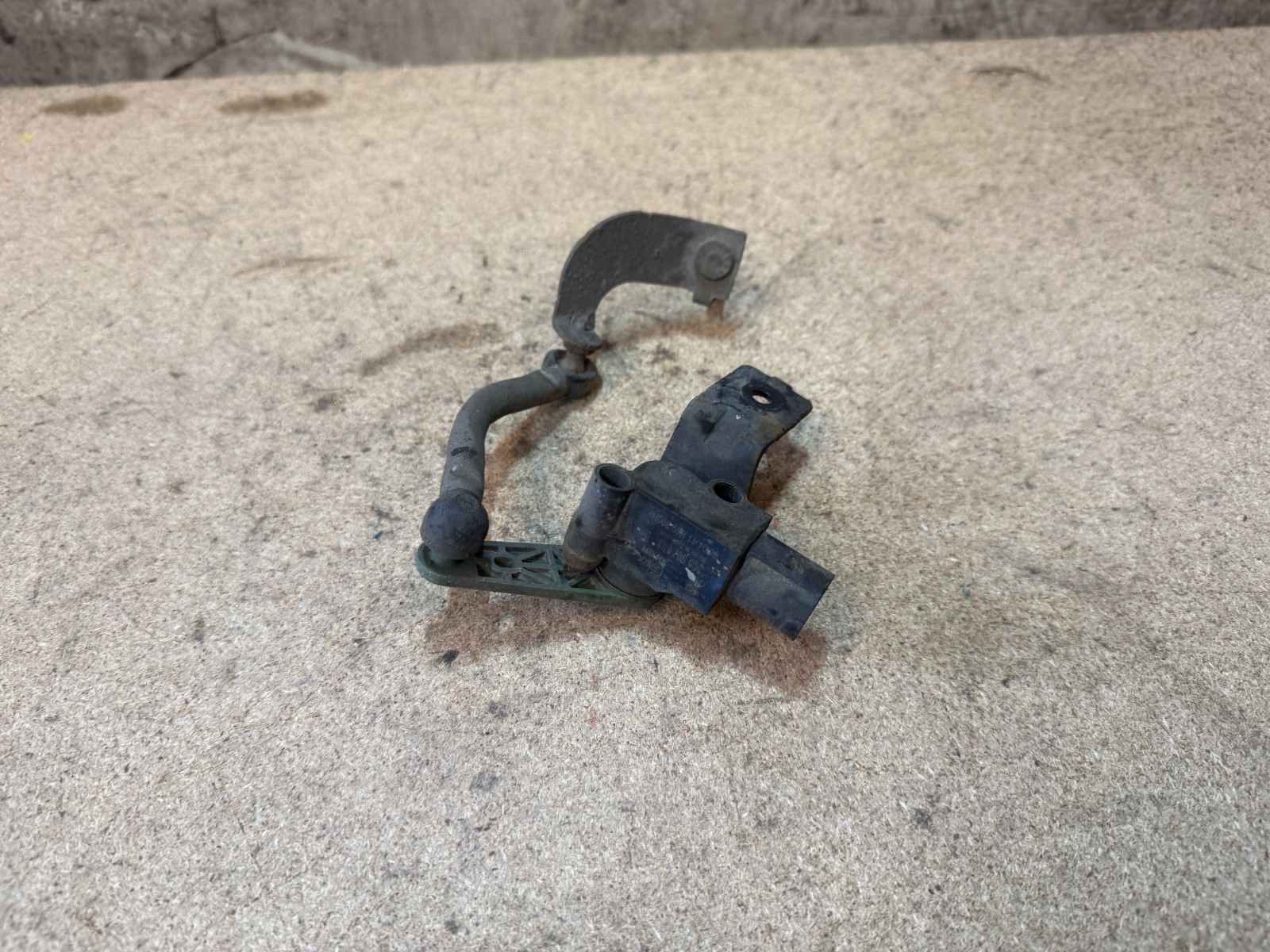 VOLKSWAGEN SCIROCCO HEADLIGHT LEVEL SENSOR & BRACKET PASSENGER FRONT 3C0907503