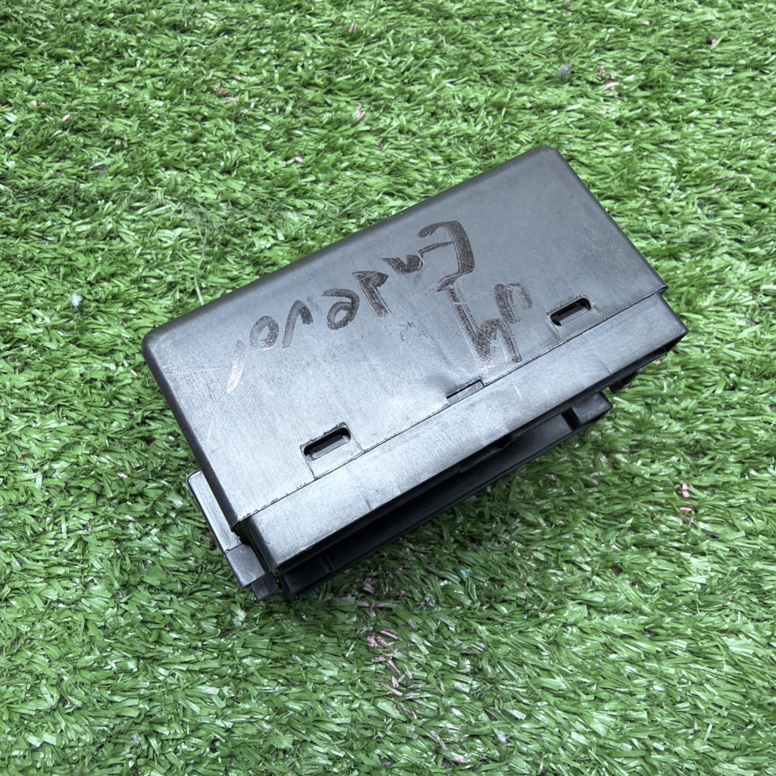 00- 03 MITSUBISHI ECLIPSE GALANT FRONT ECU RELAY UNIT COMPUTER MR563000