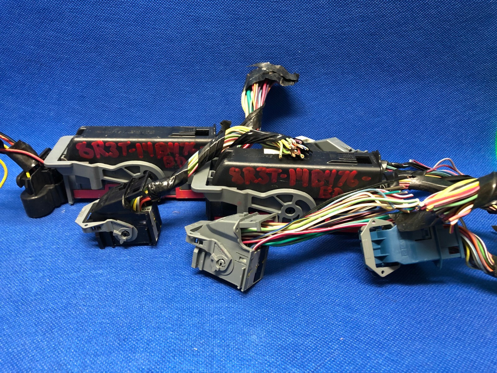 WIRING HARNESS PLUG CONNECTOR 07-09 FORD MUSTANG MODULE FUSEBOX 8R3T-14B476-BD