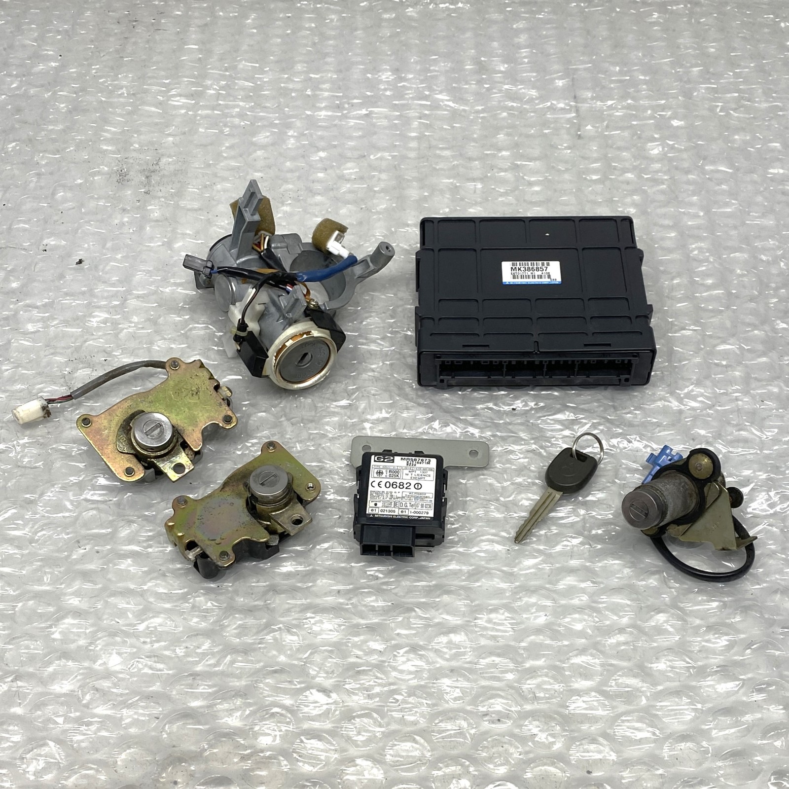 Transponder With Ecu And Lock Set See Description for PAJERO SHOGUN V68W MK3 3.2