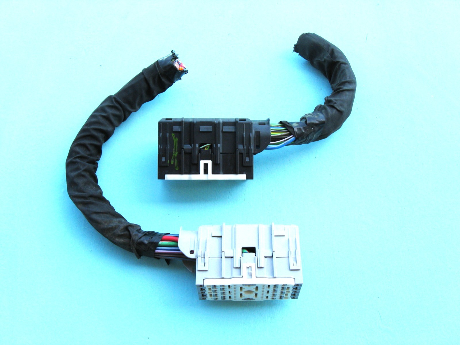 20 21 22 FORD F-250 F-350 ENGINE BAY FUSE RELAY BOX LC3T-14D068-DAE PLUG P1168