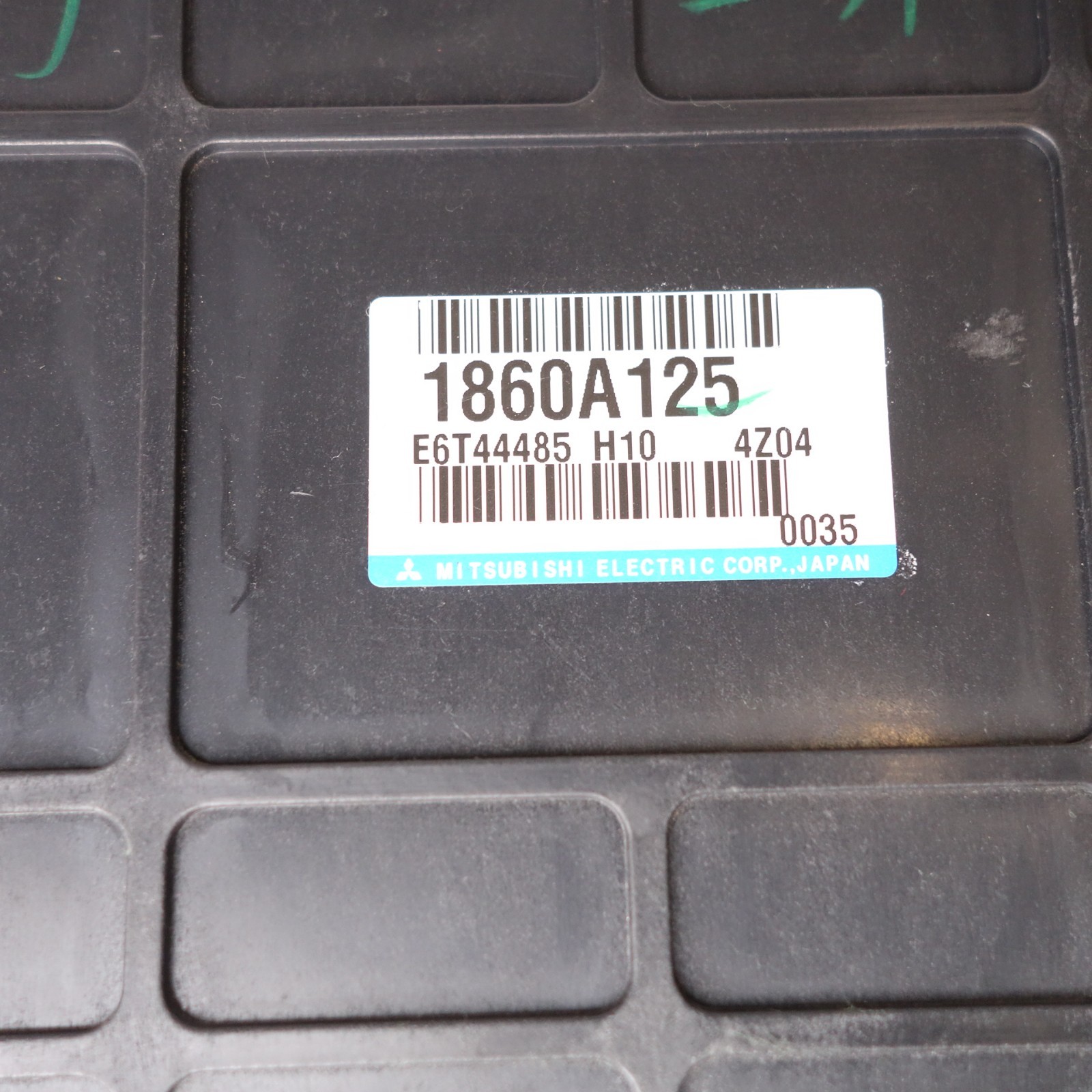 1860A125 / E6T44485 H10 Mitsubishi Outlander 05-06 Engine Computer ECM