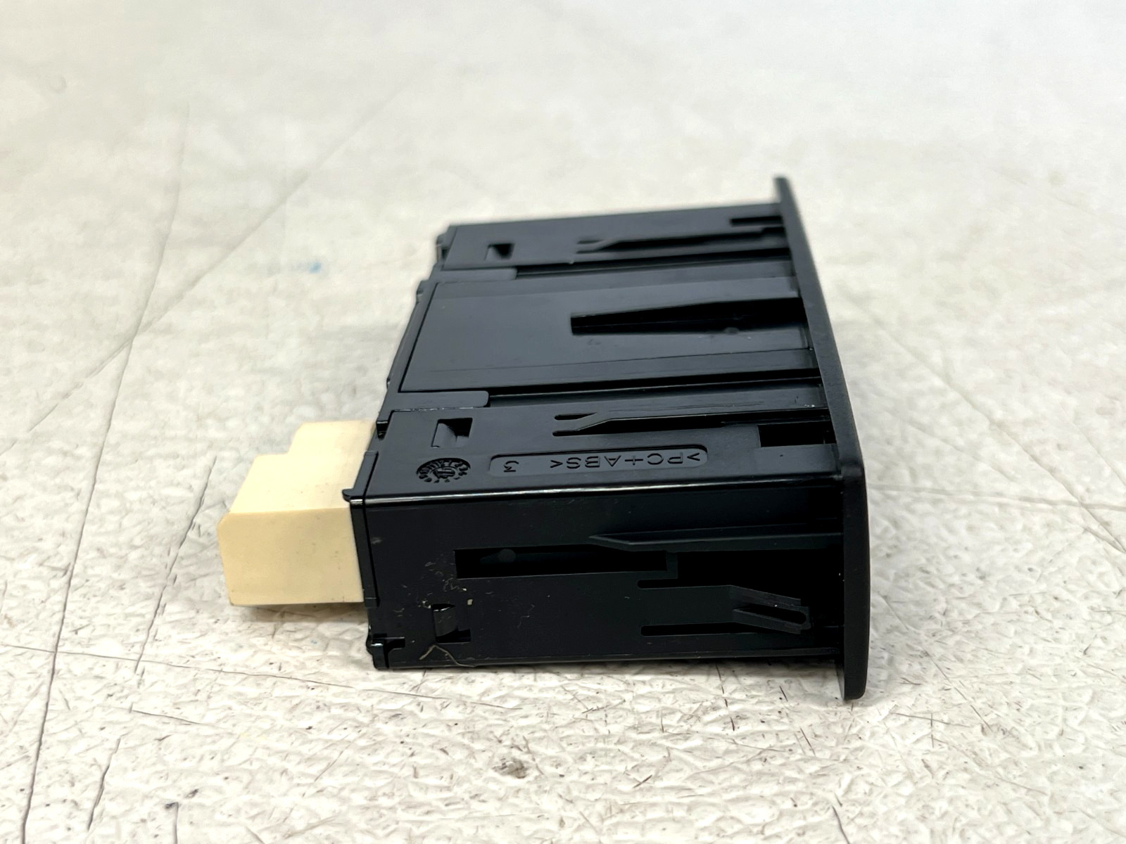 ⭐2020-2023 MERCEDES-BENZ GLC300 CENTER CONSOLE DUAL USB CHARGING PORT LOT2726