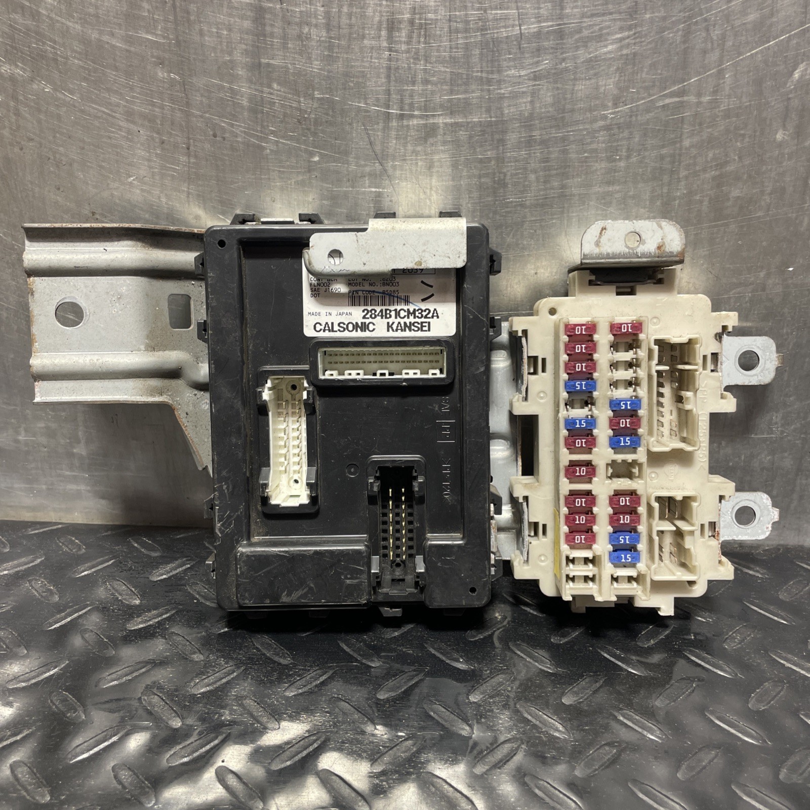 2005 2006 2007 Infiniti G35 BCM Body Control Module 284B1CM32A FUSE BOX INTERIOR