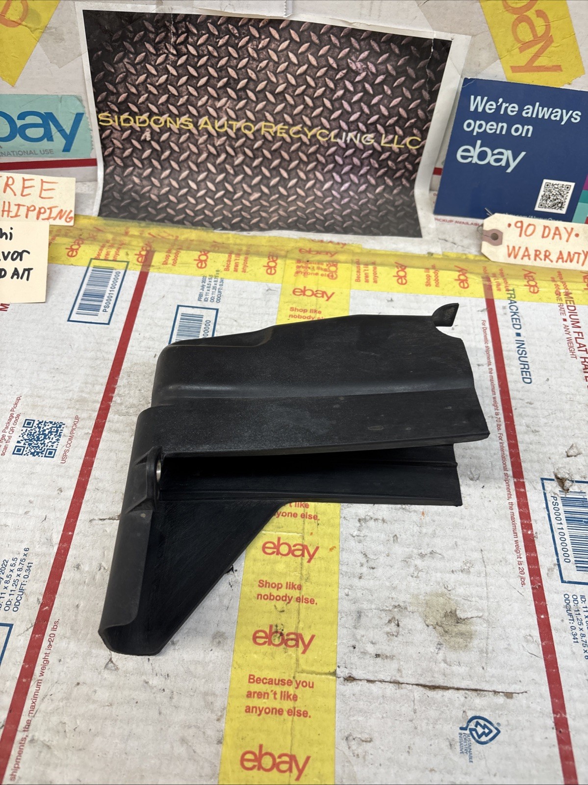 04-11 MITSUBISHI ENDEAVOR ECU ECM COVER SHIELD ENGINE COMPUTER TRIM # MR985118