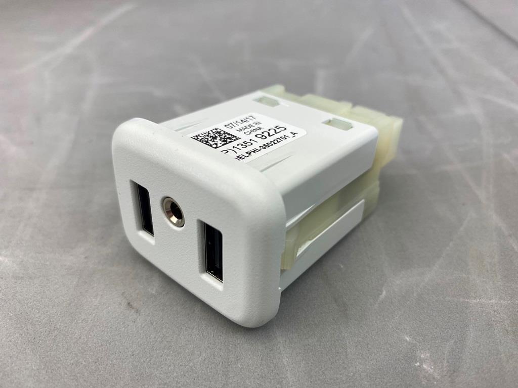 OEM Chevy Buick Cadillac White USB & Aux Plug Module For Center Console 13519225