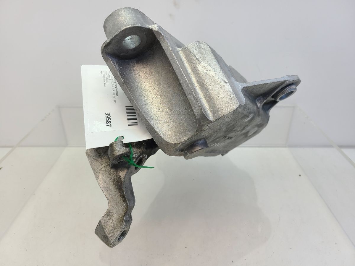 Volvo XC40 Right Engine Mount 32139919