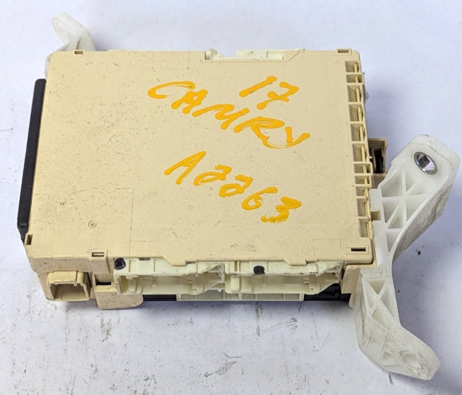 2015 2016 2017 Toyota Camry Cabin Room Inside Fuse Box 89221-06220