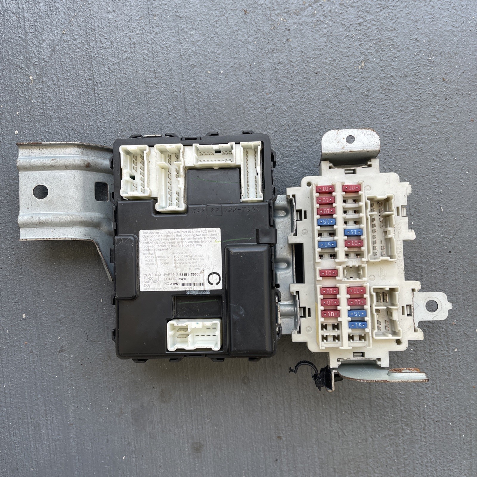 2004 Nissan 350Z BCM Body Control Module Interior Fuse Box 284B1CD005 OEM