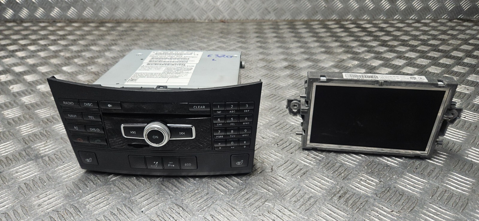 Mercedes E350 W212 2012 radio stereo CD player head & display screen A2129004614