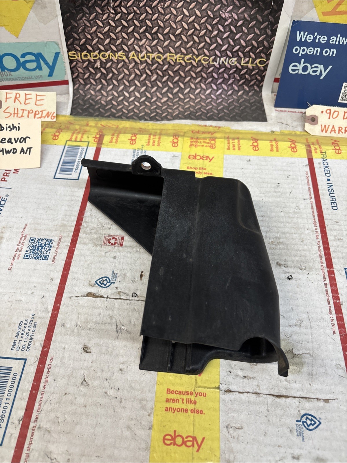 04-11 MITSUBISHI ENDEAVOR ECU ECM COVER SHIELD ENGINE COMPUTER TRIM # MR985118