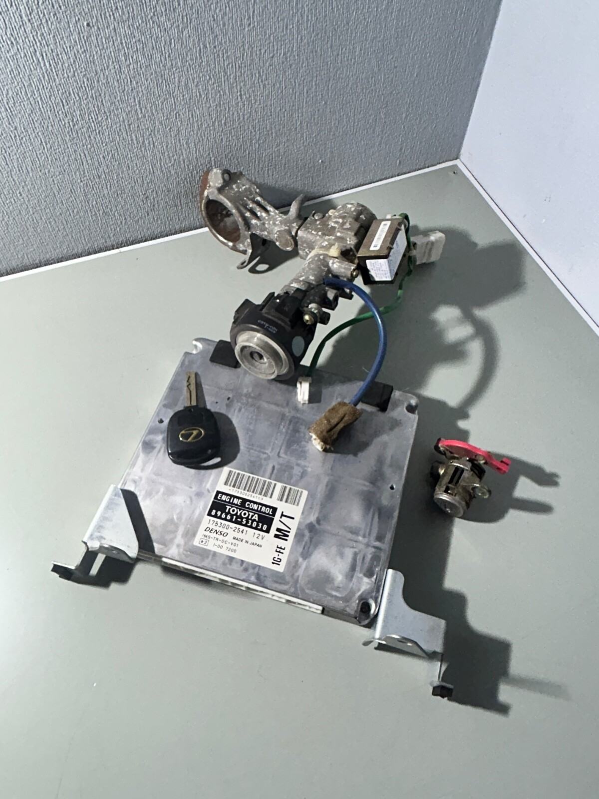 Lexus IS200 Sportcross OEM 89661-53030 engine control unit set ECU + Locks + Key