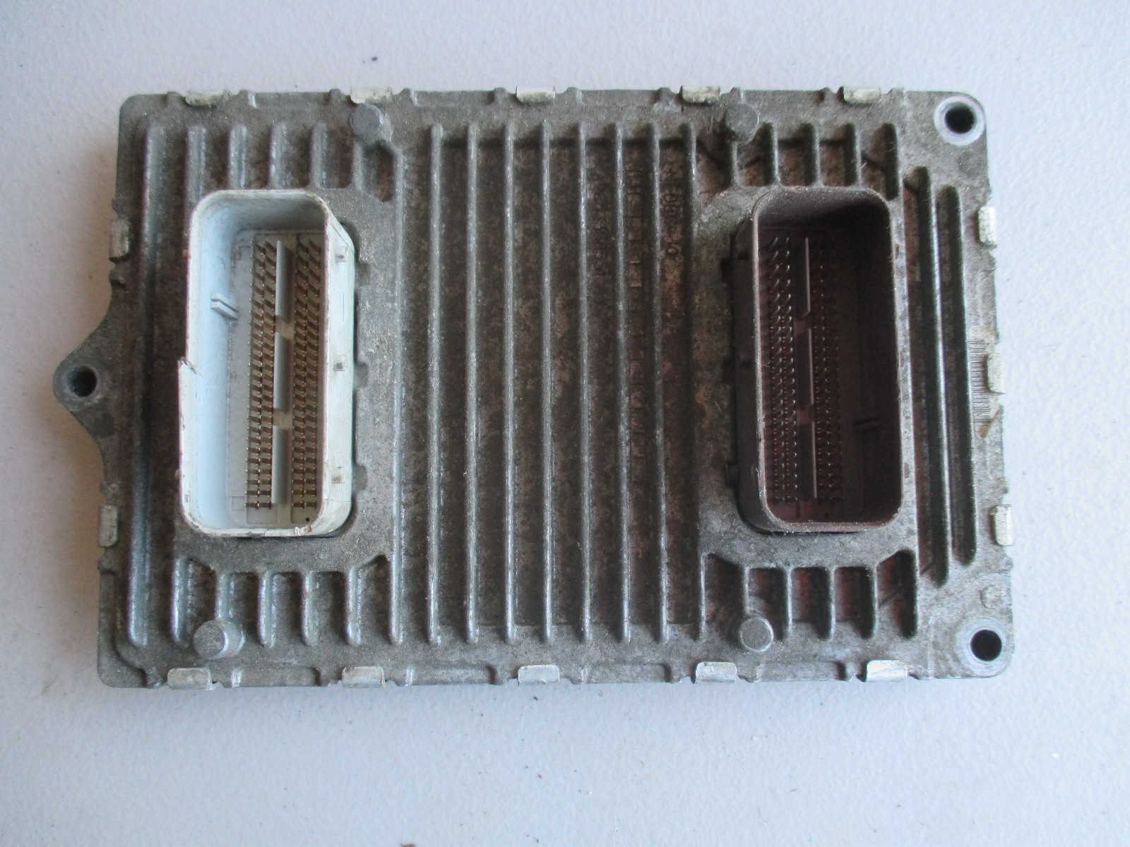 2014 DODGE CARAVAN T&C ECM ENGINE COMPUTER 68206610ag Small Chip in Plug