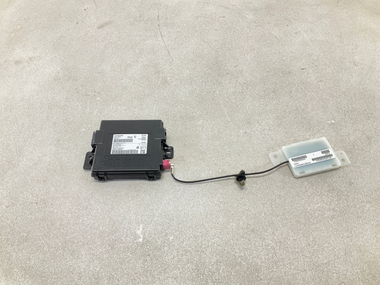 17-20 MASERATI Levante Keyless Go Entry Remote Antenna Module OEM CM