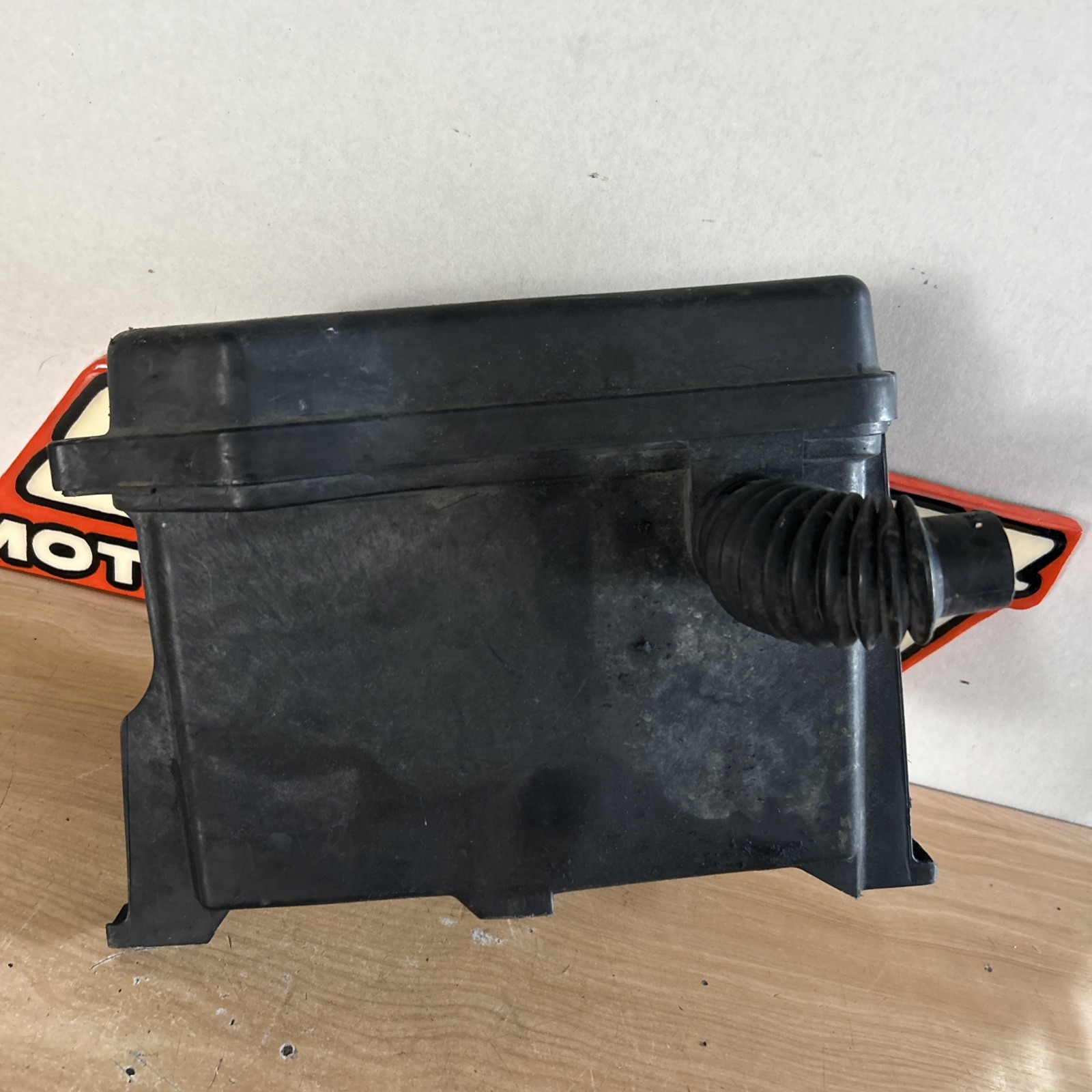 2002-2005 LEXUS IS300 ECU BOX LID COVER COMPUTER MODULE HOUSING OEM