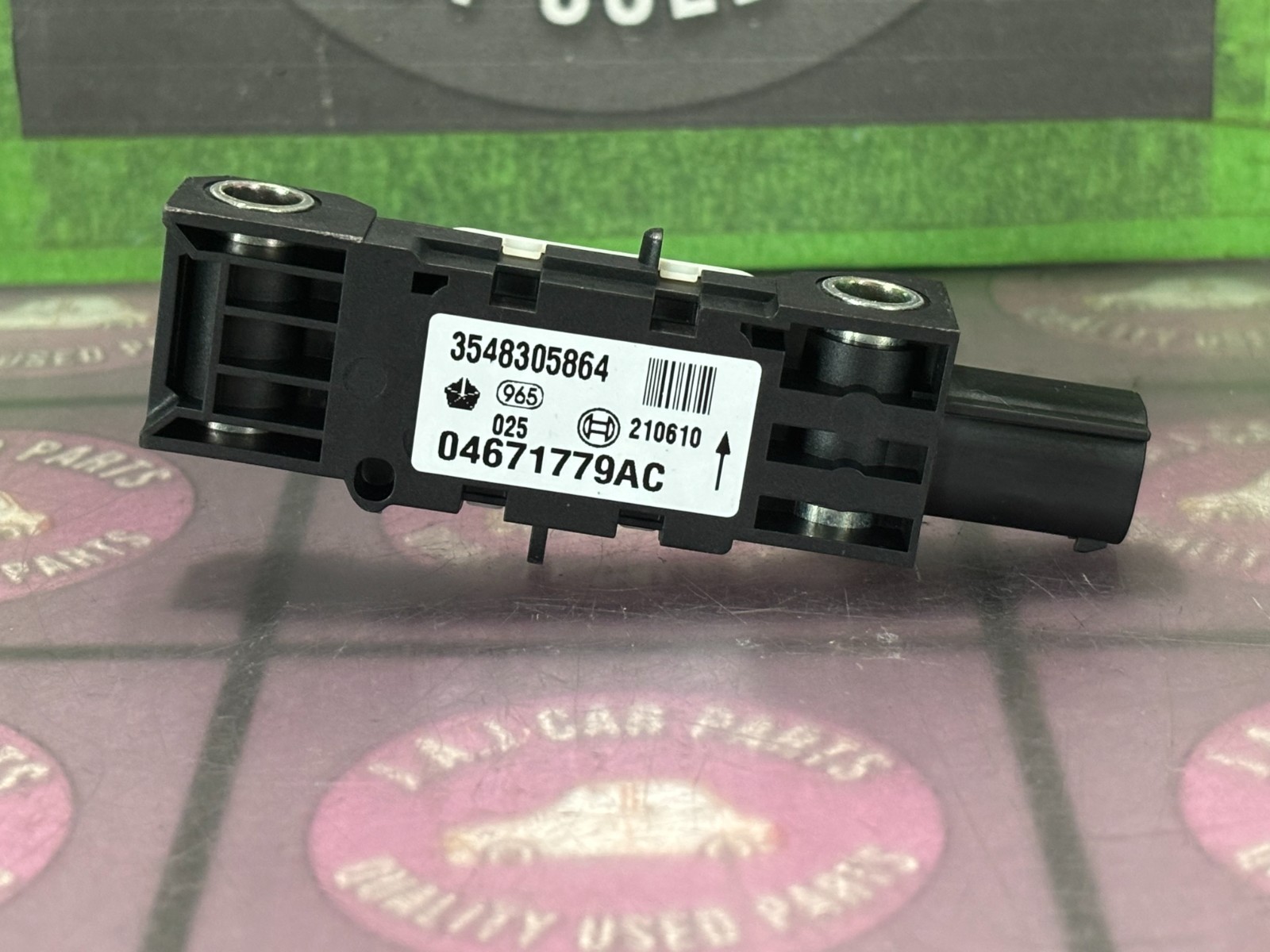 2011 CHRYSLER 300 FRONT-LEFT INTERIOR SENSOR (Ident: 04671779AC) OEM