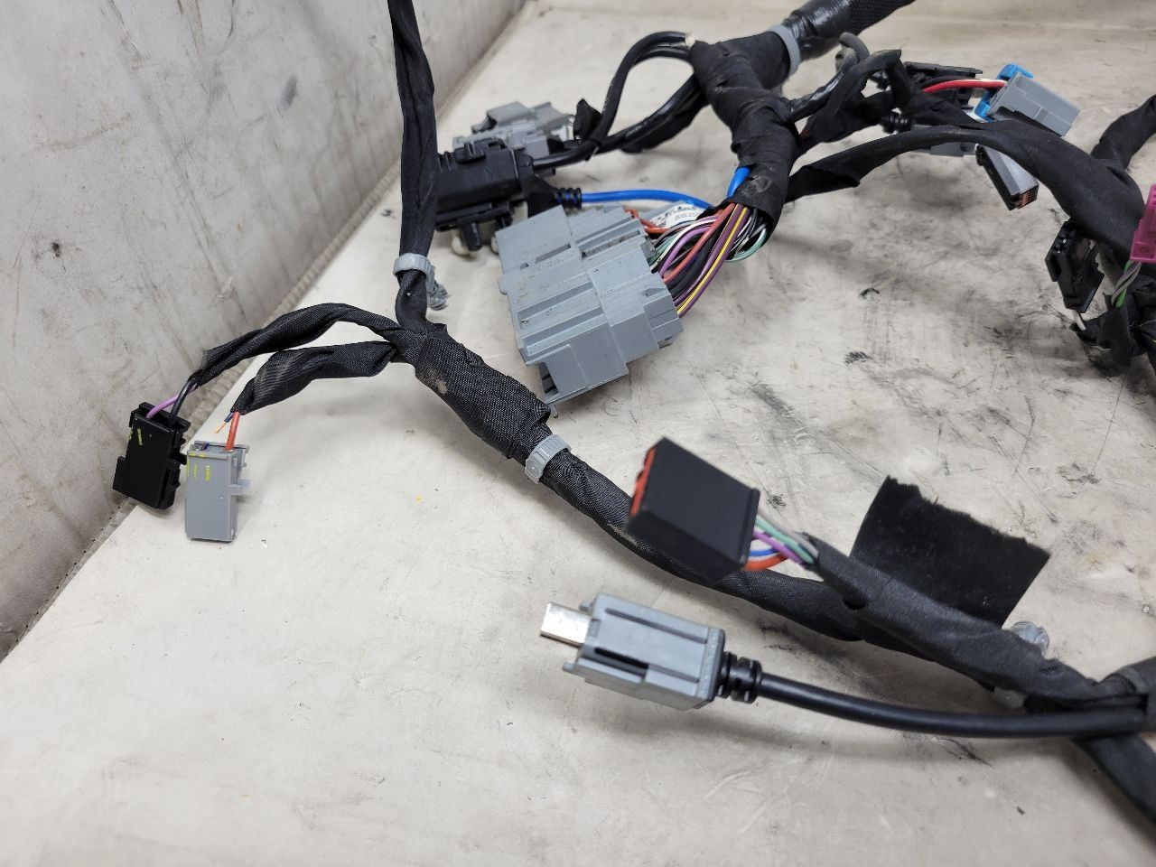 2015-2020 ESCALADE CENTER CONSOLE WIRING HARNESS 84179356 84094825 15-20