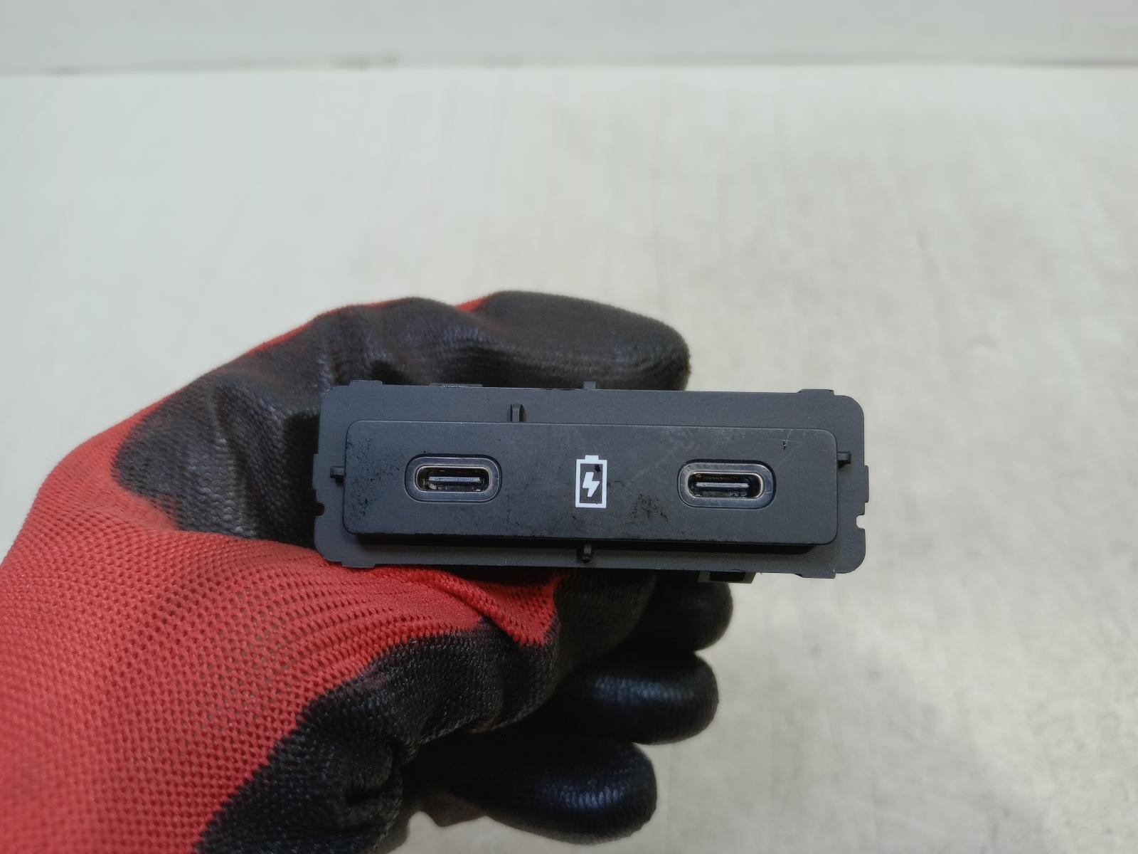 RENAULT MEGANE E-TECH USB SOCKET CHARGER TYPE C 284H35397R XCB 2022 – 2024