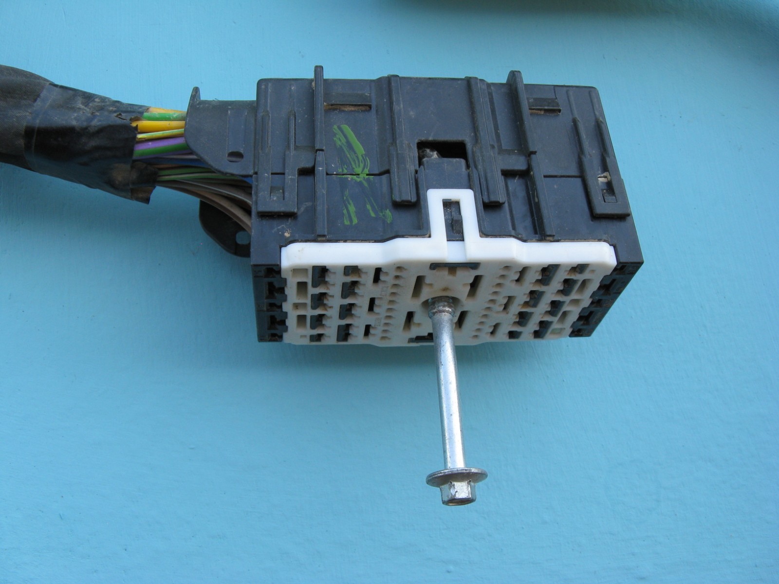 20 21 22 FORD F-250 F-350 ENGINE BAY FUSE RELAY BOX LC3T-14D068-GAG PLUG P1170