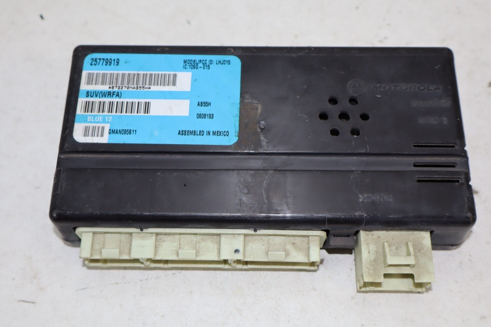 2004-2005 Saturn Vue Body Control Module BCM Center Dash 25779919 OEM