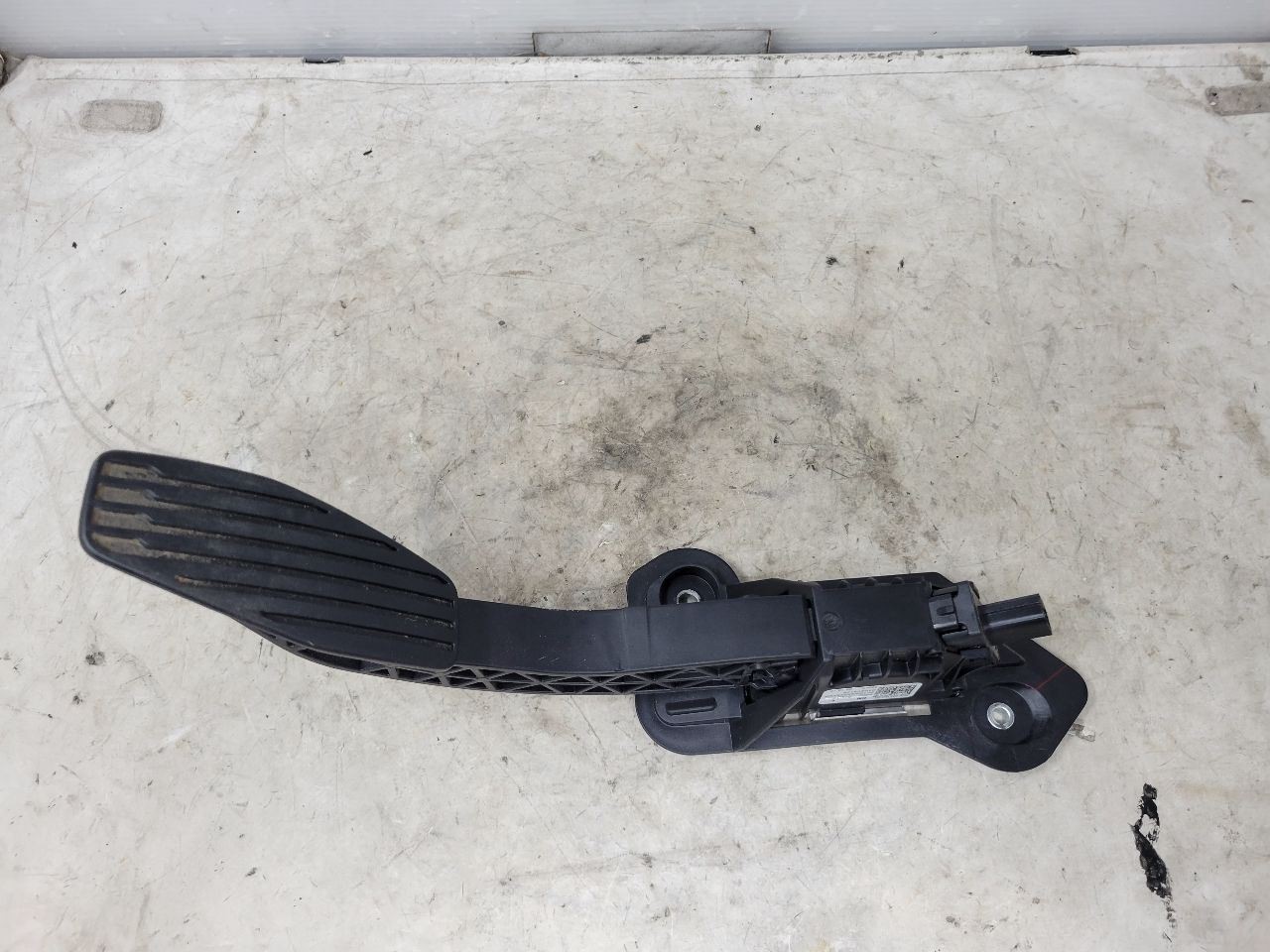 2019-2024 SIERRA SILVERADO GAS PEDAL THROTTLE POSITION SENSOR 84024307