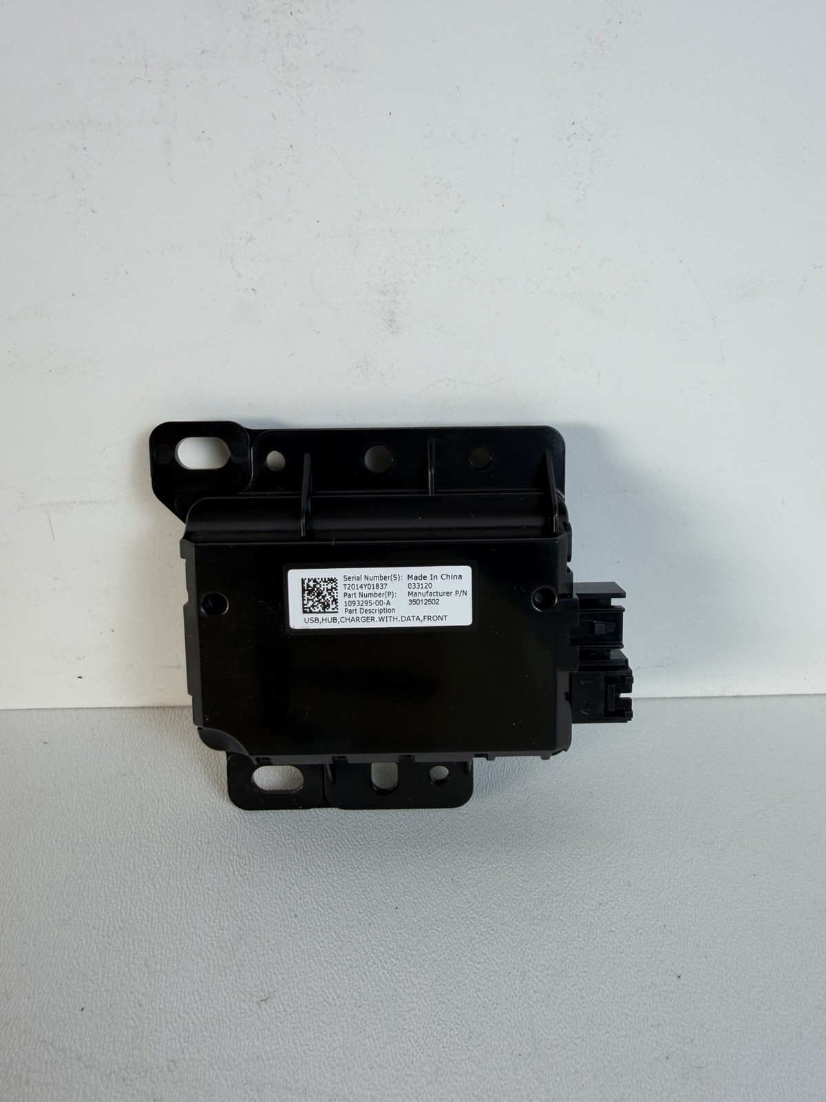 17-23 Tesla Model 3 Front Center Console USB Data Hub Charger OEM 1093295-00-A