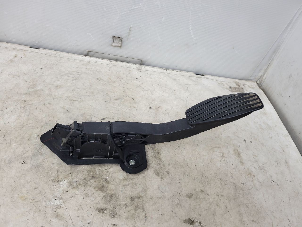2019-2024 SIERRA SILVERADO GAS PEDAL THROTTLE POSITION SENSOR 84024307