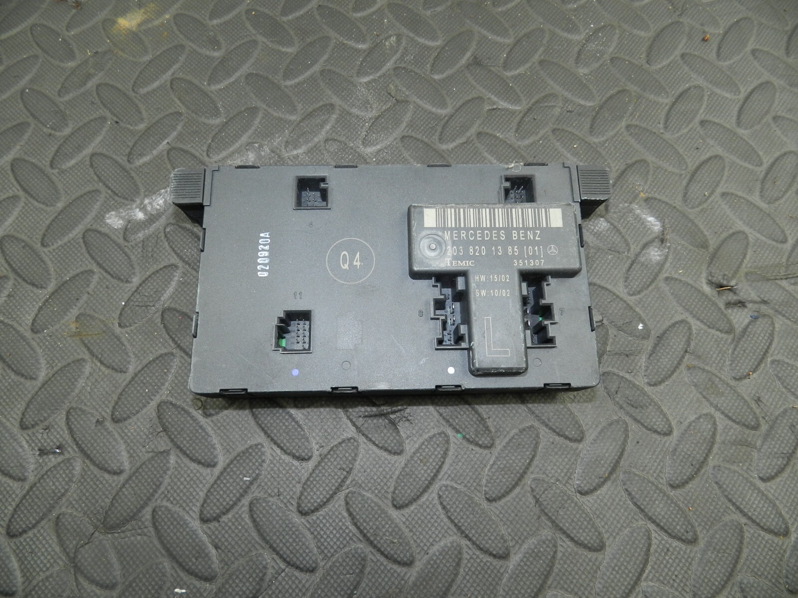 (146) MERCEDES C CLASS SALOON W203. 2038201385 DOOR ECU PASSENGER SIDE FRONT
