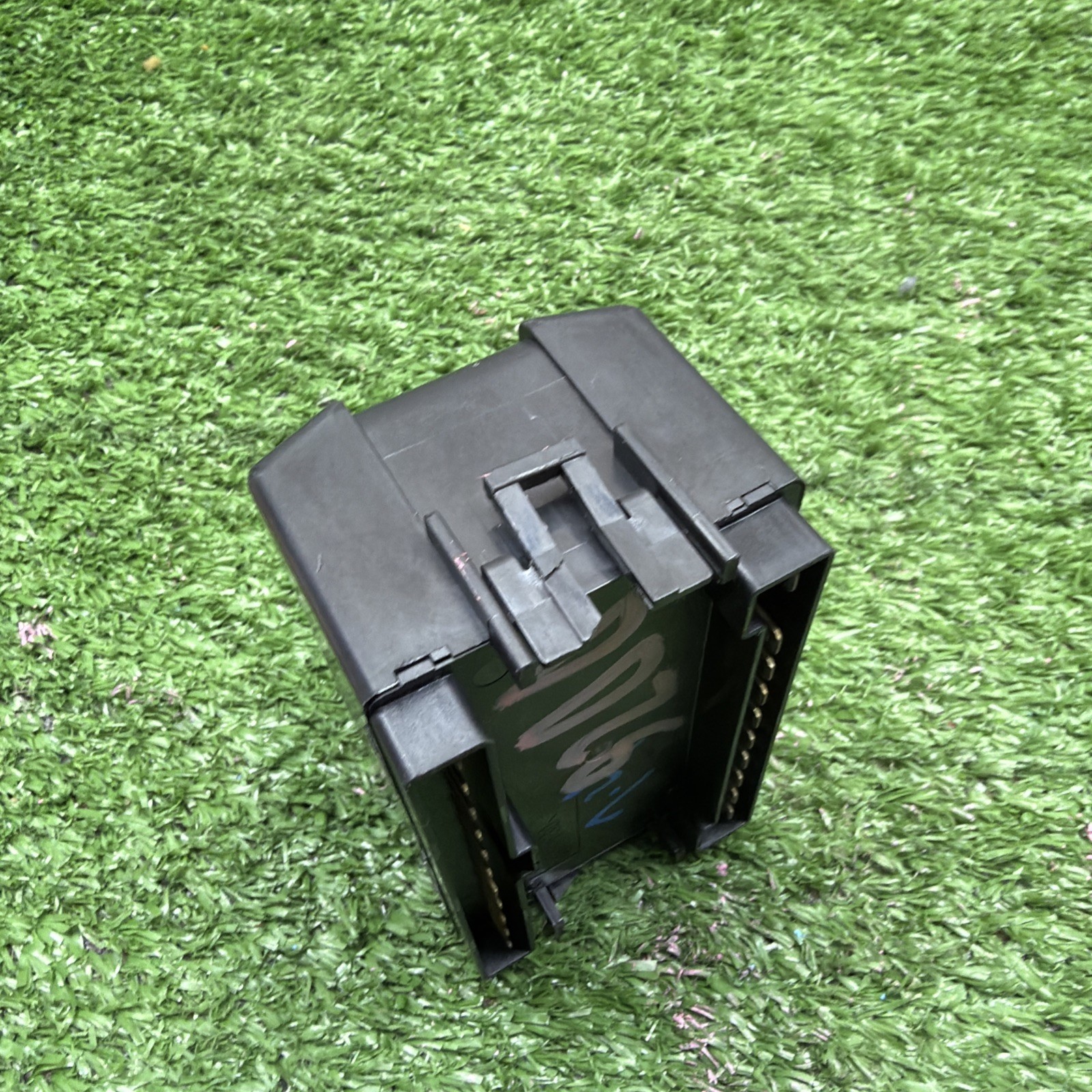00- 03 MITSUBISHI ECLIPSE GALANT FRONT ECU RELAY UNIT COMPUTER MR563000