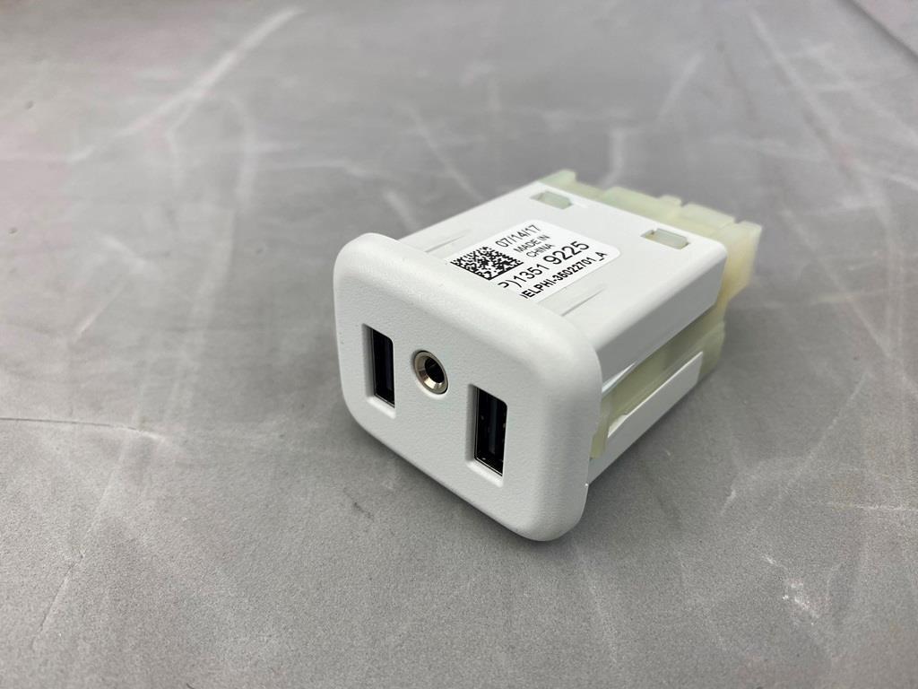 OEM Chevy Buick Cadillac White USB & Aux Plug Module For Center Console 13519225