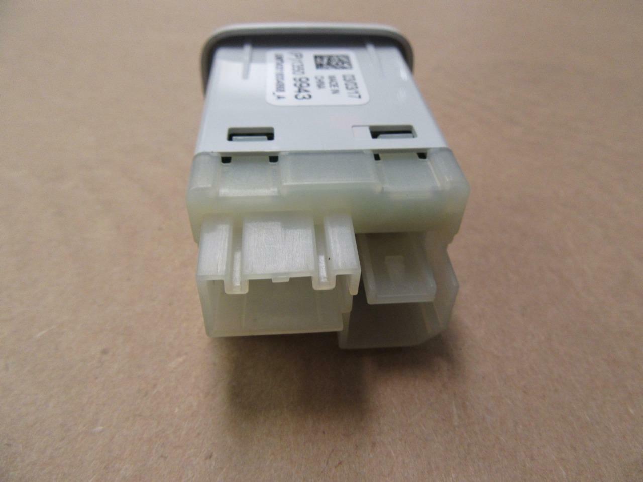 OEM Chevy Buick Cadillac White USB & Aux Plug Module For Center Console 13509943