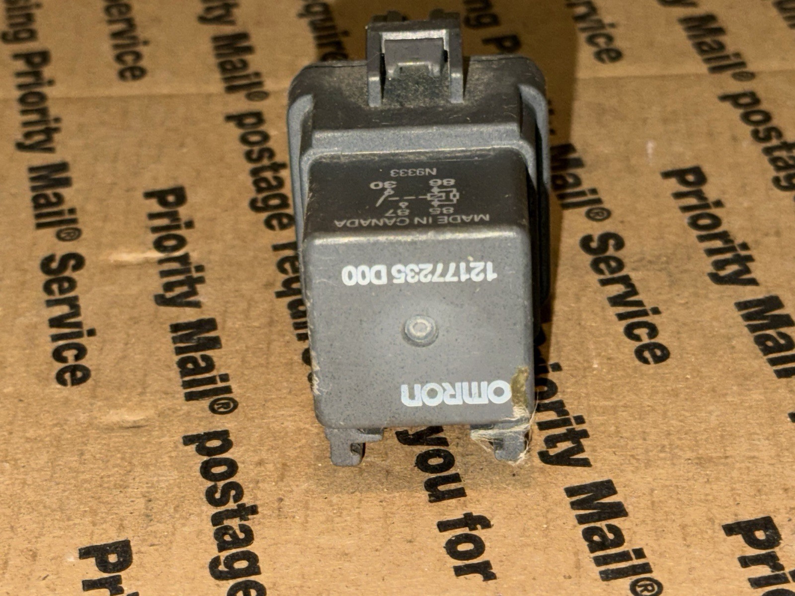 12177235 D00 OMRON OEM 4 Pin Relay With Wire Connector 12177235
