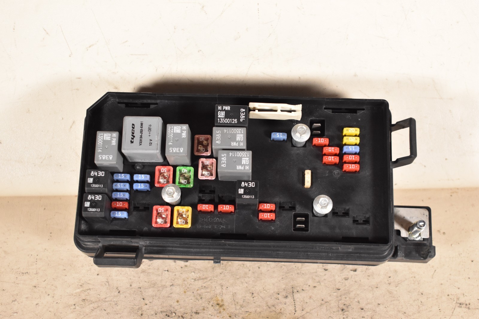 08 CADILLAC DTS LUCERNE ENGINE BAY FUSE BOX JUNCTION BOX RELAY 25821690 OEM