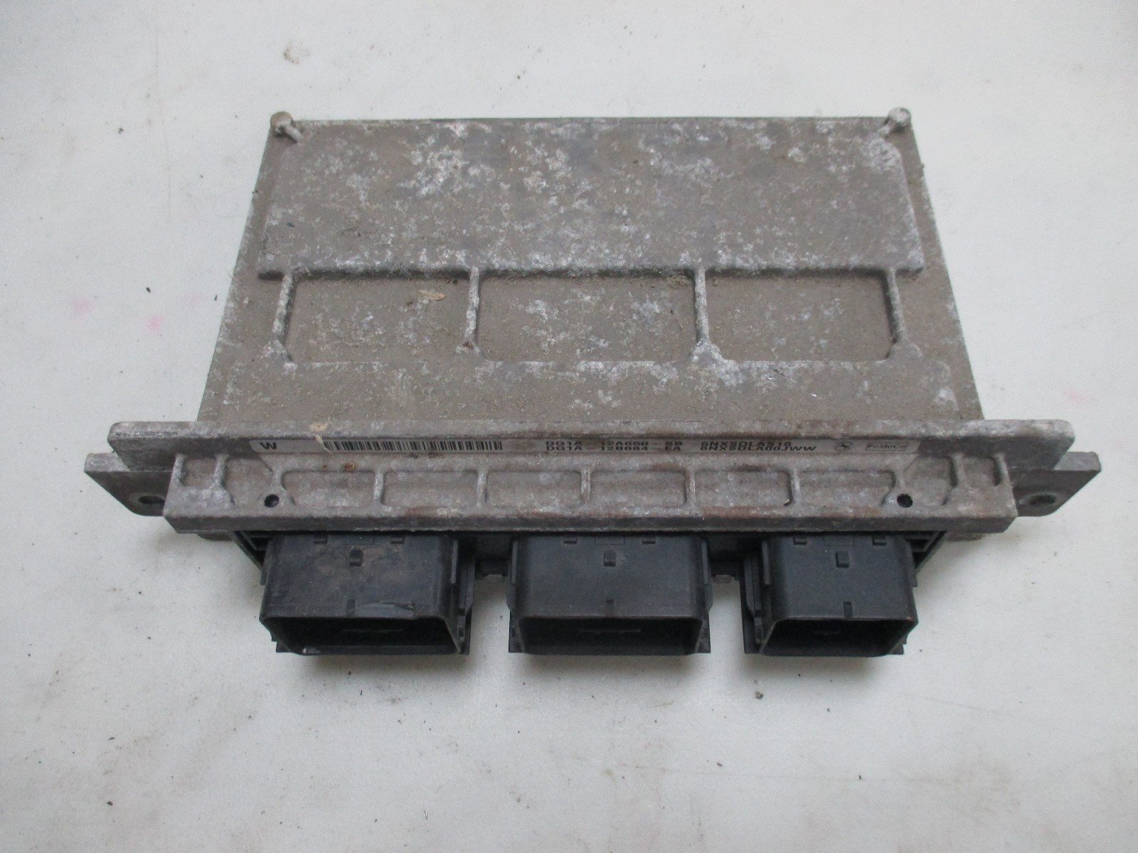 2013-2016 FORD TAURUS ECM ENGINE COMPUTER dg1a-12a650-sb Small Crack in Plug