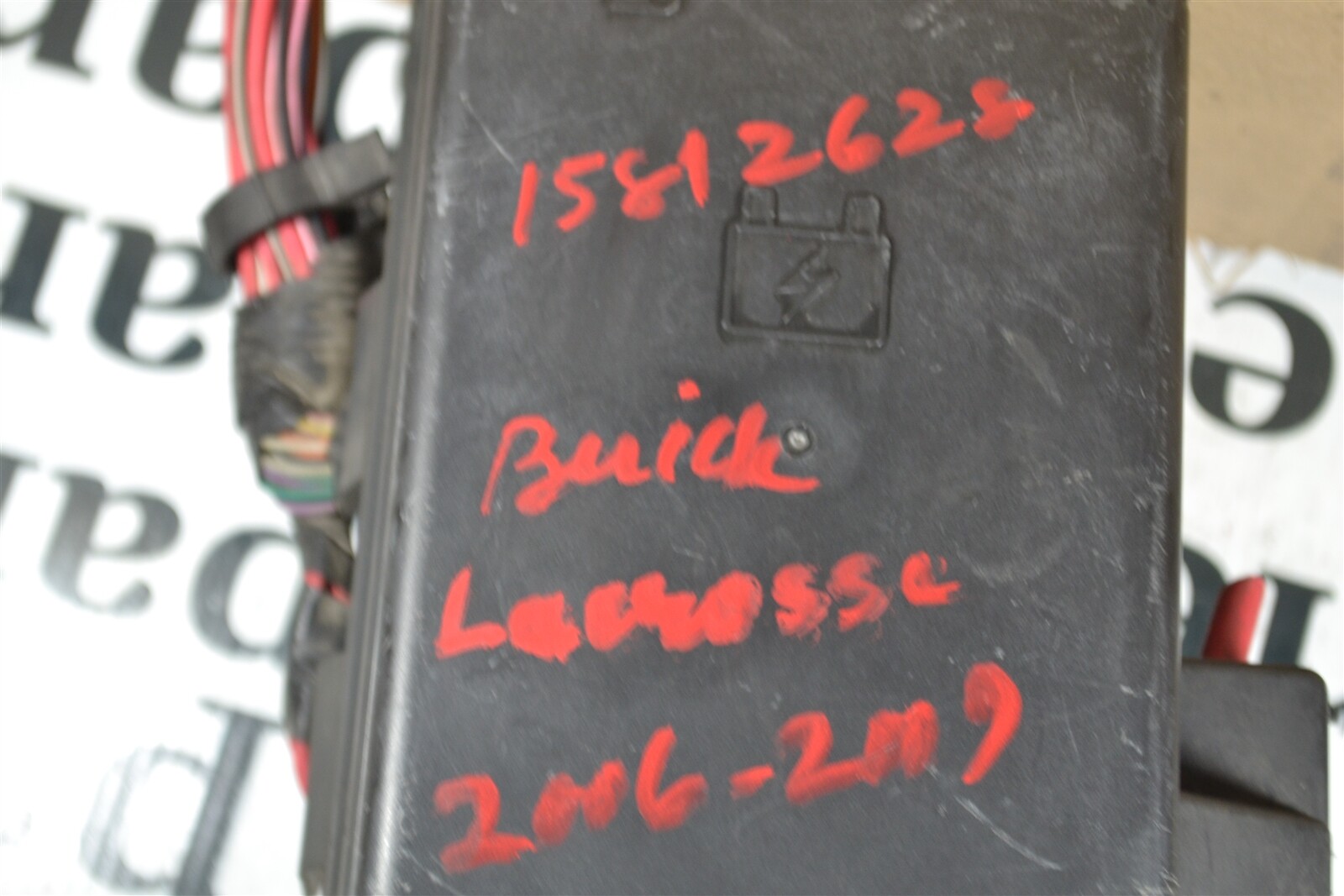 15812628 BUICK ALURE LACROSSE 2006-09 ENGINE BAY Fuse Box Junction BOX 20E2 653