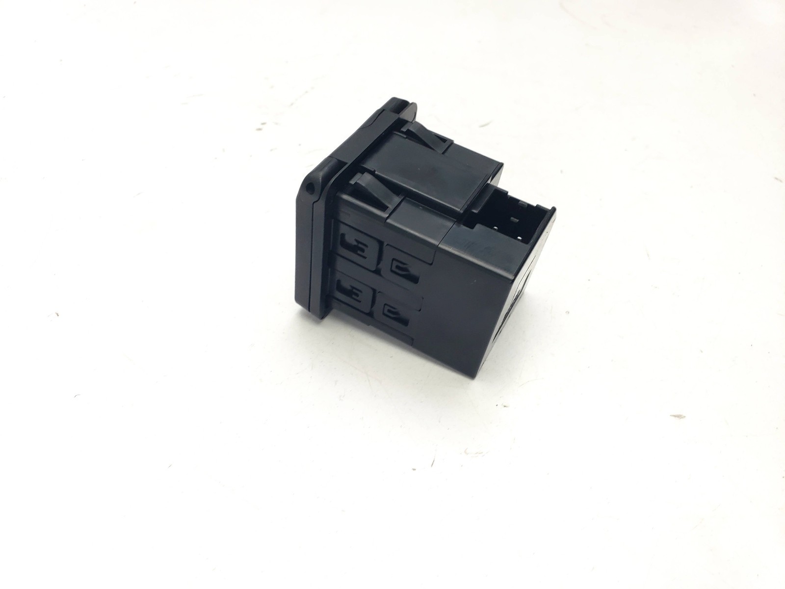 JEEP CHEROKEE KL MK5 POWER SOCKET OUTLET 68141872AA 2014