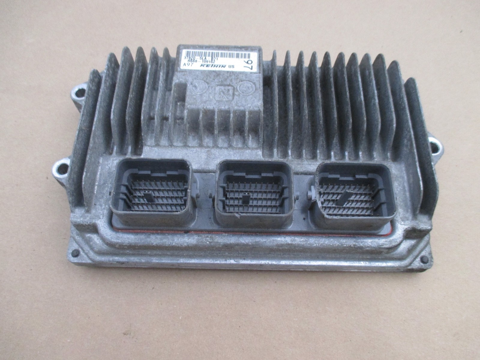 2016 HONDA CR-V ECM ENGINE COMPUTER 37820-5la-b71 Small Chip in Plug