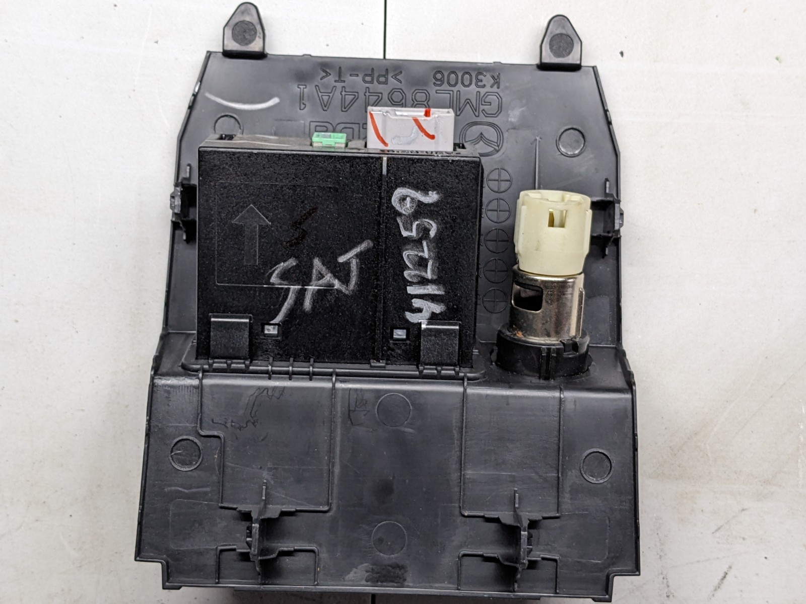 MAZDA 2015-2020 SWITCH AUXILIARY JACK MODULE USB BUSH D09H-669U0B