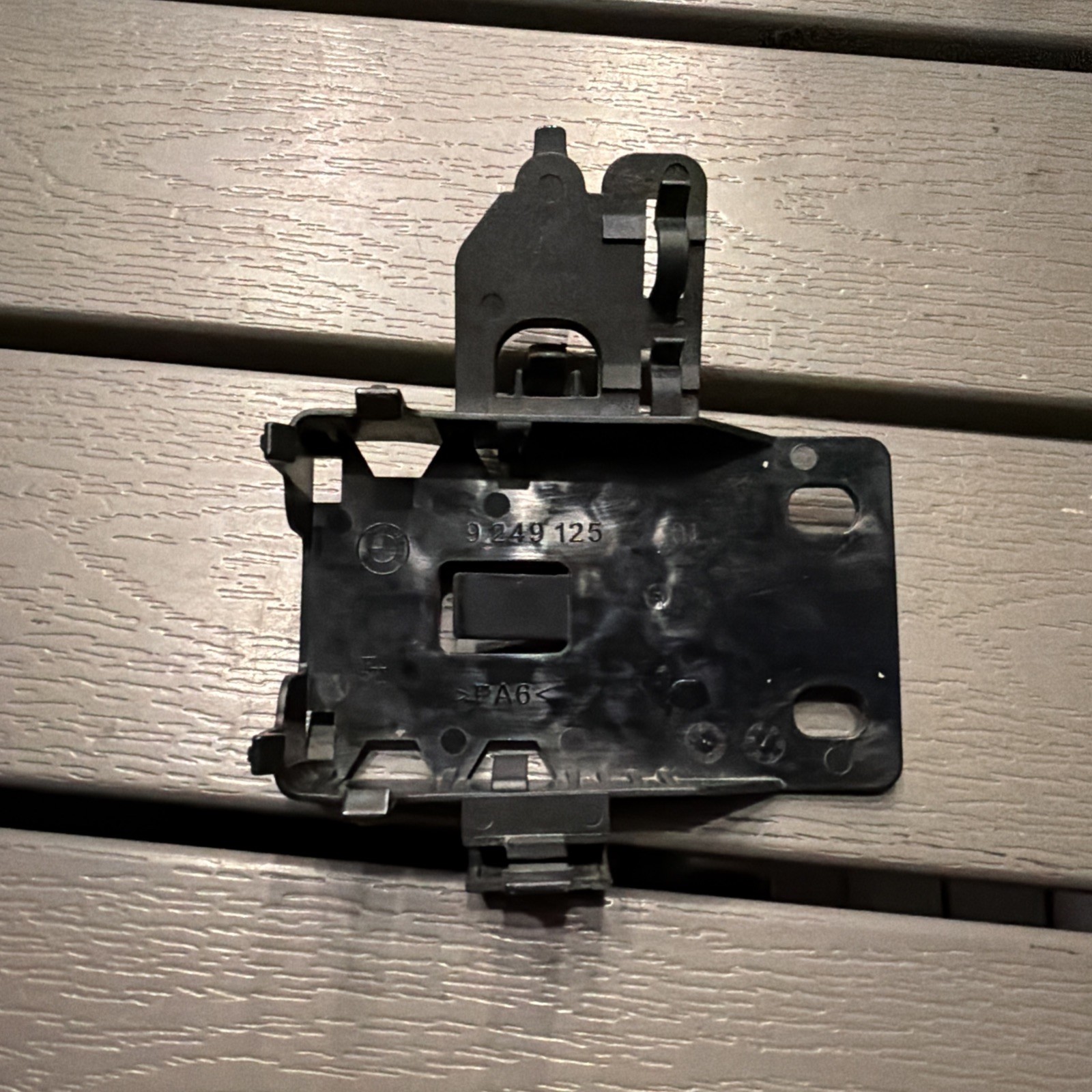 2013-2016 BMW 320I XDRIVE REAR LEFT OR RIGHT SIDE SEAT MODULE HOLDER BRACKET OEM