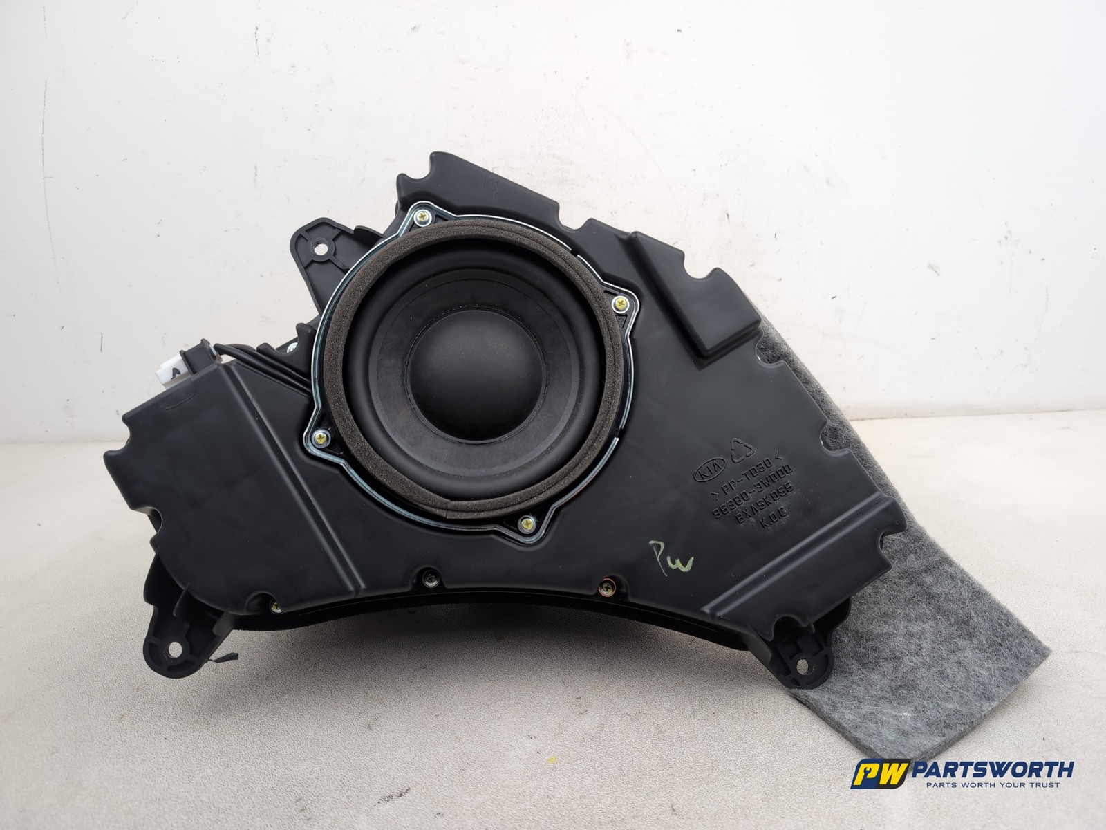 KIA SPORTAGE 3 SAT NAV CRDI SPEAKER SUBWOOFER ASSEMBLY 963803W000 2010-2013