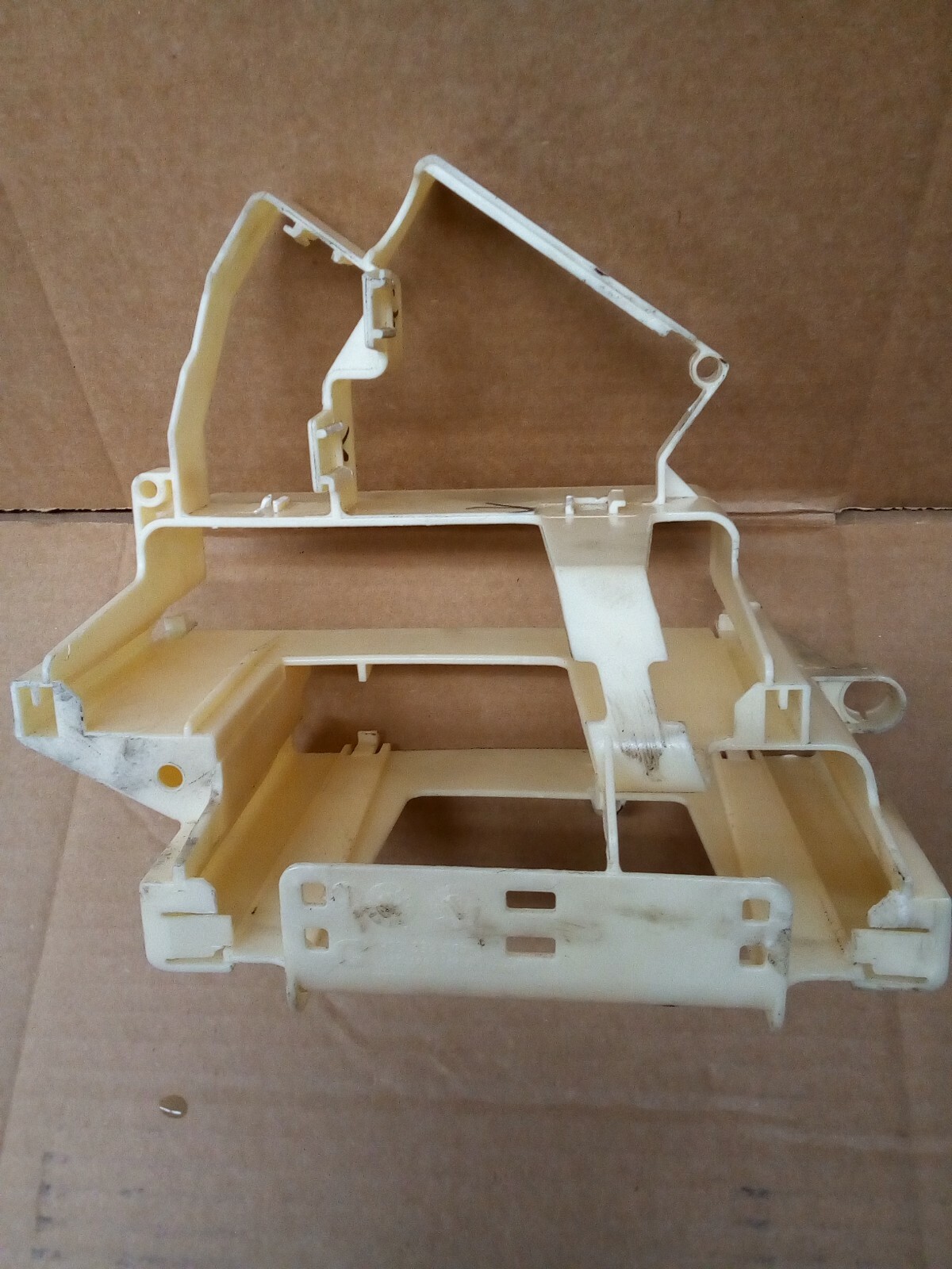 2001 – 2005 BMW 325I PLASTIC HOLDER FOR ENGINE COMPUTER 7543158