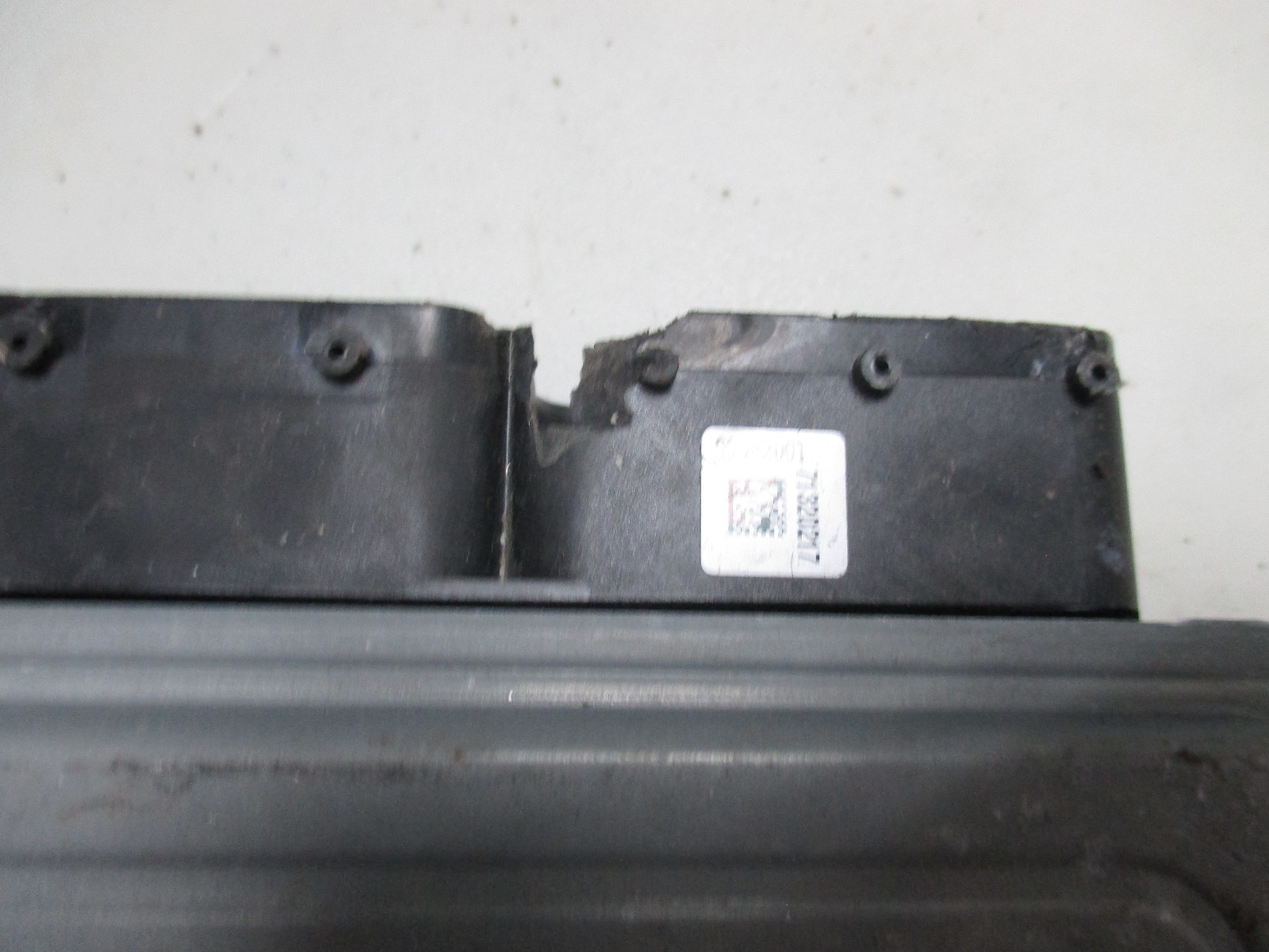2007-2010 BMW X3 ECM ENGINE COMPUTER 7576670 Small Chip in Plug