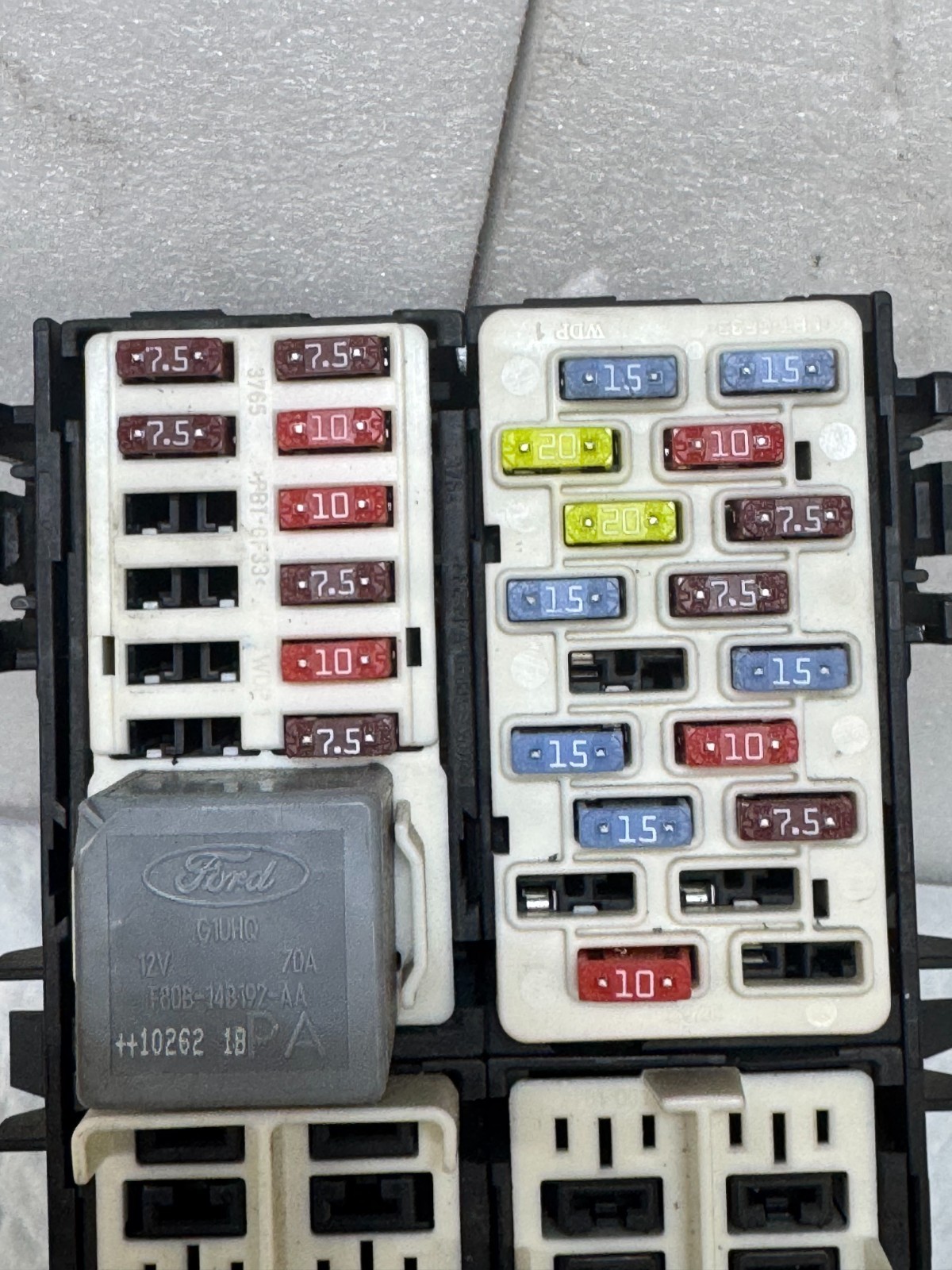 2011-14 FORD FIESTA FRONT INTERIOR CABIN FUSE RELAY JUNCTION BOX BLOCK OEM