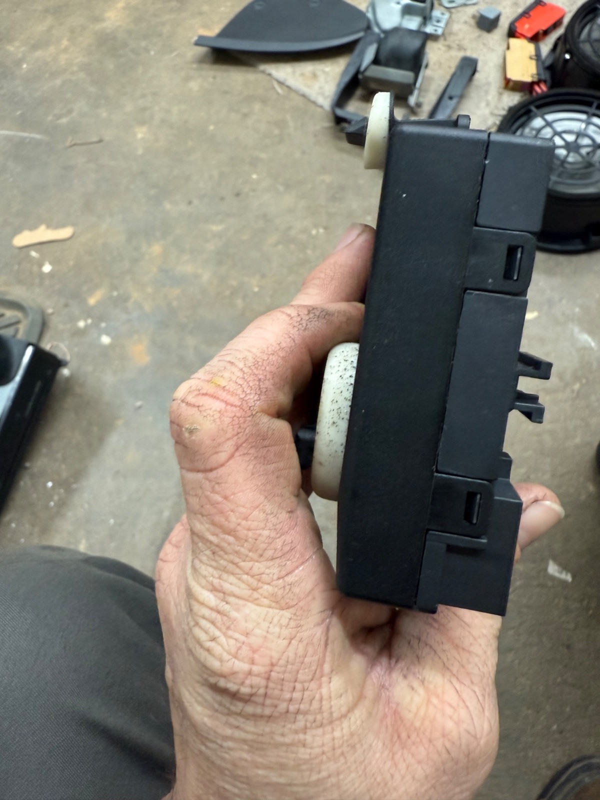 2009-2015 AUDI Q7 – Front LEFT DOOR / Window Control Module 4F0959793R
